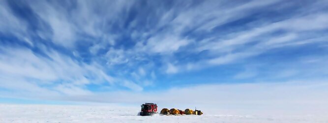 Ferienwohnung beliebtes Urlaubsziel – Antarktis - Null Bewohner, Millionen Pinguine und feste Dimensionen. Am südlichen Ende der Erde, wo die Sonne nur zwischen Frühjahr und Herbst über dem Horizont aufgeht, liegt der 7. Kontinent, die Antarktis. Riesig, bis auf ein paar Forscher unbewohnt und ohne offiziellen Besitzer. Eine Welt, die überrascht, bevor Sie sie sehen. Deshalb ist ein Besuch definitiv etwas für die Schatzkiste der Erinnerung und allein die Ausmaße dieser Destination sind eine Sache für sich. Du trittst aus deinem gemütlichen Hotelzimmer und es begrüßt dich die warme italienische Sonne. Du blickst auf den atemberaubenden Gardasee, der in zahlreichen Blautönen schimmert - von tiefem Dunkelblau bis zu funkelndem Türkis. Majestätische Berge umgeben dich, während die Brise sanft deine Haut streichelt und der Duft von blühenden Zitronenbäumen deine Nase kitzelt. Du schlenderst die malerischen, engen Gassen entlang, vorbei an farbenfrohen, blumengeschmückten Häusern. Vereinzelt unterbricht das fröhliche Lachen der Einheimischen die friedvolle Stille. Du fühlst dich wie in einem Traum, der nicht enden will. Jeder Schritt führt dich zu neuen Entdeckungen und Abenteuern. Du probierst die köstliche italienische Küche mit ihren frischen Zutaten und verführerischen Aromen. Die Sonne geht langsam unter und taucht den Himmel in ein leuchtendes Orange-rot - ein spektakulärer Anblick.