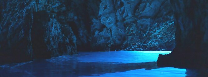 Trip Ferienwohnung Reisetipps - Die Blaue Grotte von Bisevo in Kroatien ist nur per Boot erreichbar. Atemberaubend schön fasziniert dieses Naturphänomen in leuchtenden intensiven Blautönen. Ein idyllisches Highlight der vorzüglich geführten Speedboot-Tour im Adria Inselparadies, mit fantastisch facettenreicher Unterwasserwelt. Die Blaue Grotte ist ein Naturwunder, das auf der kroatischen Insel Bisevo zu finden ist. Sie ist berühmt für ihr kristallklares Wasser und die einzigartige bläuliche Farbe, die durch das Sonnenlicht in der Höhle entsteht. Die Blaue Grotte kann nur durch eine Bootstour erreicht werden, die oft Teil einer Fünf-Insel-Tour ist.