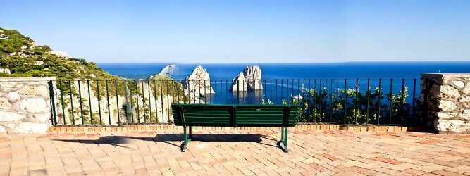 Trip Ferienwohnung Feriendestination - Capri ist eine blühende Insel mit weißen Gebäuden, die einen schönen Kontrast zum tiefen Blau des Meeres bilden. Die durchschnittlichen Frühlings- und Herbsttemperaturen liegen bei etwa 14°-16°C, die besten Reisemonate sind April, Mai, Juni, September und Oktober. Auch in den Wintermonaten sorgt das milde Klima für Wohlbefinden und eine üppige Vegetation. Die beliebtesten Orte für Capri Ferien, locken mit besten Angebote für Hotels und Ferienunterkünfte mit Werbeaktionen, Rabatten, Sonderangebote für Capri Urlaub buchen.
