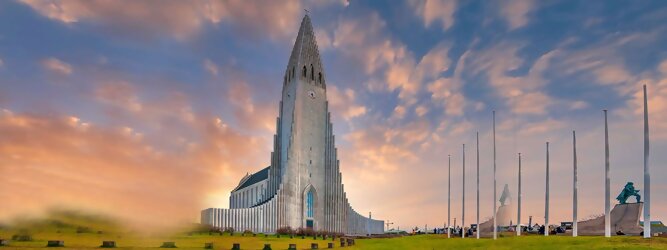 Trip Ferienwohnung Reisetipps - Hallgrimskirkja in Reykjavik, Island – Lutherische Kirche in beeindruckend martialischer Betonoptik, inspiriert von der Form der isländischen Basaltfelsen. Die Schlichtheit im Innenraum erstaunt, bewegt zum Innehalten und Entschleunigen. Sensationelle Fotos gibt es bei Polarlicht als Hintergrundkulisse. Die Hallgrim-Kirche krönt Islands Hauptstadt eindrucksvoll mit ihrem 73 Meter hohen Turm, der alle anderen Gebäude in Reykjavík überragt. Bei keinem anderen Bauwerk im Land dauerte der Bau so lange, und nur wenige sorgten für so viele Kontroversen wie die Kirche. Heute ist sie die größte Kirche der Insel mit Platz für 1.200 Besucher.