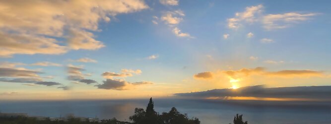 Trip Ferienwohnung Reiseideen Pauschalreise - La Palma macht ihrem Beinamen, die Schöne, alle Ehre. Das Kleinod im Atlantik erstrahlt in sattem Grün, verziert mit hübschen landestypischen Villen in den weit gestreuten Dörfern, eingerahmt von weichen Wellen des dunkelblauen atlantischen Ozeans, am Himmel ziehen malerische Formationen, bauschiger weißer Schäfchenwolken. Eine Bilderbuchidylle zum Verlieben. Die beliebtesten Orte für La Palma Ferien, locken mit besten Angebote für Hotels und Ferienunterkünfte mit Werbeaktionen, Rabatten, Sonderangebote für La Palma Urlaub buchen. Reisedaten eingeben und Hotel Flug Mietwagen Attraktionen Taxis für eine La Palma Reise flexibel buchen. Sollten sich die Pläne ändern, sind viele der Unterkünfte und Zimmer auf La Palma kostenfrei stornierbar.