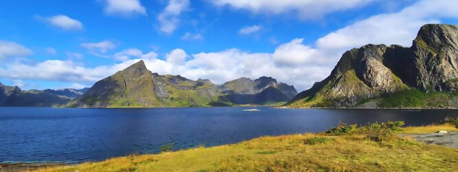 Trip Ferienwohnung Reisetipps - Die Lofoten Inseln Norwegen – Skandinaviens eiskalte Schönheit fasziniert mit atemberaubenden Nordlichtern und geradezu außerirdisch imposanten Gebirgskulissen. Land der Mitternachtssonne am Polarkreis, ein Paradies für Wanderer, Naturfreunde, Hobbyfotografen und Instagram er/innen. Die Lofoten gehören zu Norwegen und liegen nördlich des Polarkreises. Erfahren Sie hier, was für eine einzigartige Landschaft die Lofoten zu bieten haben und was Sie dort erwartet. Vorsicht akutes Fernweh! Die meisten von Ihnen kennen wahrscheinlich die Lofoten. Man stellt sich malerische Fischerdörfer vor, umgeben von hohen Bergen und tiefblauen Fjorden.
