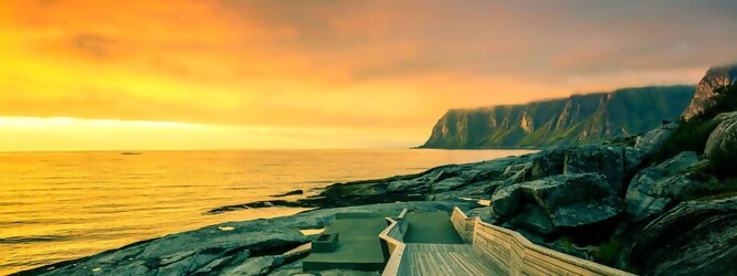 Trip Ferienwohnung Reiseideen Pauschalreise - Norwegen – Schwindelfrei auf Preikestolen – die spektakuläre Felskanzel erhebt sich als steile Plateauklippe über dem Lysefjord. Die Aussicht über den Fjord ist atemberaubend, schwindelfrei sein ist Voraussetzung. Es lohnt sich auf jeden Fall, schon mitten in der Nacht aufzustehen, um den magischen Moment des überwältigend schönen Sonnenaufgangs mitzuerleben, grandios wie sich die ersten Sonnenstrahlen in den steilen Felswänden verfangen und die Bergmauern zum Leuchten bringen. Dieser Augenblick inspiriert zur Demut und Dankbarkeit. Die beliebtesten Orte für Ferien in Norwegen, locken mit besten Angebote für Hotels und Ferienunterkünfte mit Werbeaktionen, Rabatten, Sonderangebote für Norwegen Urlaub buchen.