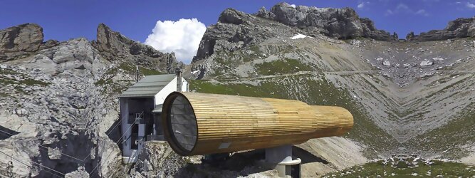 Trip Ferienwohnung Reisetipps - Das Riesenfernrohr im Karwendel – wie ein gigantischer Feldstecher wurde das Informationszentrum auf die Felskante neben der Bergstation platziert. Hoch über Mittenwald, Bayern erlebt man sensationell faszinierende Ein- und Ausblicke in die alpine Natur und die sensible geschützte Bergwelt Karwendel. Auf 2044m Seehöhe, 1.321m über Mittenwald und oft über dem Wolkenmeer, könnte das Informationszentrum Bergwelt Karwendel nicht eindrucksvoller sein! Und mit der Bergbahn ist es von Mittenwald aus in kurzer Zeit bequem erreichbar.Durch das große Panoramafenster blicken Sie auf Mittenwald und scheinen über der Stadt zu schweben.