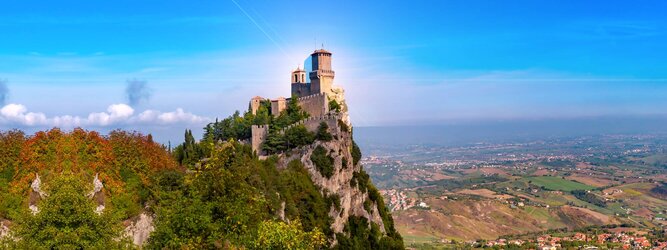 Trip Ferienwohnung Reiseideen Pauschalreise - San Marino – Hol ihn dir – den heißbegehrten Einreise-Stempel von San Marino. Nimm deinen Reisepass, besuche die örtliche Tourismusbehörde, hier wird die kleine Trophäe in dein Reisedokument gestempelt, es sieht gut aus und ist eine supertolle Urlaubserinnerung. Dieses neue Trendy-Reiselust-Souvenir passt ausgezeichnet zu den anderen außergewöhnlichen Stempeln deiner vergangenen Reisen. San Marino ist ein sehr interessanter Zwergstaat, eine Enklave, vollständig von Italien umgeben, eine der ältesten bestehenden Republiken und eines der reichsten Länder der Welt. Die beliebtesten Orte für Ferien in San Marino, locken mit besten Angebote für Hotels und Ferienunterkünfte mit Werbeaktionen, Rabatten, Sonderangebote für San Marino Urlaub buchen.
