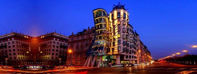 Trip Ferienwohnung Reisetipps - Das tanzende Haus ist ein Bürogebäudes in der tschechischen Hauptstadt Prag. Beliebte Aussichtsplattform mit schöner Architektur in Prag. Das „Tanzende Haus“ in Prag, das charismatische Bürogebäude mit dem Namen Ginger & Fred in Tschechien bezaubert mit mutiger Architektur. Geschwungen, dynamisch, strahlt es eine charmante Ungezwungenheit und Fröhlichkeit aus. Oben in der Glas-Bar genießt man den herrlichen Rundblick. Wie eine Tänzerin im Kleid, die sich an einen Herrn mit Hut schmiegt: Und doch ist es ein Haus. Das Tanzhaus ist eines der neuen Denkmäler der Stadt.